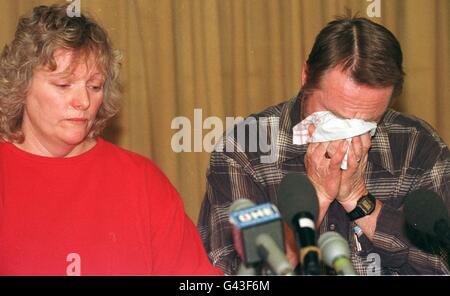 Paul Betts bricht bei einer Pressekonferenz, an der seine Frau Jan teilnahm, zusammen, da ihre Teenager-Tochter Leah in der Intensivtherapie-Einheit im Broomfield Hospital, Essex, kritisch krank liegt, nachdem sie am Freitag bei ihrer 18. Geburtstagsparty eine vermutete kontaminierte Ecstasy-Pille eingenommen hatte. Stockfoto