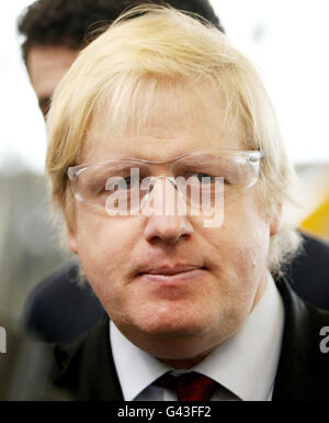 Der Londoner Bürgermeister Boris Johnson trägt eine Schutzbrille bei einem Besuch im Centre for Manufacturing and Engineering Excellence CEME in Dagenham, Essex. DRÜCKEN SIE ASSOICIATION Photo. Bilddatum: Mittwoch, 9. Februar 2011. Bildnachweis sollte Chris Radburn/PA Wire lesen Stockfoto