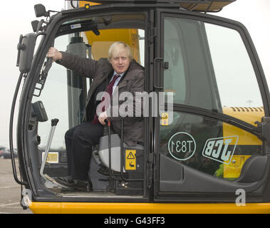 Der Bürgermeister von London, Boris Johnson, in einem Bagger, der den Beginn der Arbeiten an der ersten großräumigen modernen Vergasungsanlage von Ford Motors, Dagenham, Essex, markiert. DRÜCKEN SIE ASSOICIATION Photo. Bilddatum: Mittwoch, 9. Februar 2011. Die Anlage wird die neueste Technologie einsetzen, um Hausmüll, der nicht recycelt werden kann, in Strom zu verwandeln. Der Bildnachweis sollte Chris Radburn/PA Wire lauten Stockfoto