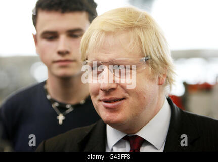 Der Londoner Bürgermeister Boris Johnson trägt eine Schutzbrille bei einem Besuch im Centre for Manufacturing and Engineering Excellence CEME in Dagenham, Essex. DRÜCKEN SIE ASSOICIATION Photo. Bilddatum: Mittwoch, 9. Februar 2011. Bildnachweis sollte Chris Radburn/PA Wire lesen Stockfoto