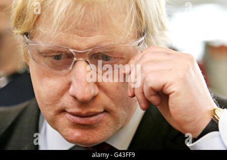 Der Londoner Bürgermeister Boris Johnson trägt eine Schutzbrille bei einem Besuch im Centre for Manufacturing and Engineering Excellence CEME in Dagenham, Essex. DRÜCKEN SIE ASSOICIATION Photo. Bilddatum: Mittwoch, 9. Februar 2011. Bildnachweis sollte Chris Radburn/PA Wire lesen Stockfoto