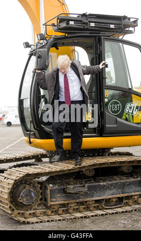 Der Bürgermeister von London, Boris Johnson, steigt aus einem Bagger und beginnt mit den Arbeiten an der ersten großräumigen Vergasungsanlage von Ford Motors, Dagenham, Essex. DRÜCKEN SIE ASSOICIATION Photo. Bilddatum: Mittwoch, 9. Februar 2011. Die Anlage wird die neueste Technologie einsetzen, um Hausmüll, der nicht recycelt werden kann, in Strom zu verwandeln. Der Bildnachweis sollte Chris Radburn/PA Wire lauten Stockfoto