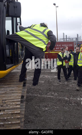 Der Bürgermeister von London, Boris Johnson, steigt aus einem Bagger und beginnt mit den Arbeiten an der ersten großräumigen Vergasungsanlage von Ford Motors, Dagenham, Essex. DRÜCKEN SIE ASSOICIATION Photo. Bilddatum: Mittwoch, 9. Februar 2011. Die Anlage wird die neueste Technologie einsetzen, um Hausmüll, der nicht recycelt werden kann, in Strom zu verwandeln. Der Bildnachweis sollte Chris Radburn/PA lauten Stockfoto