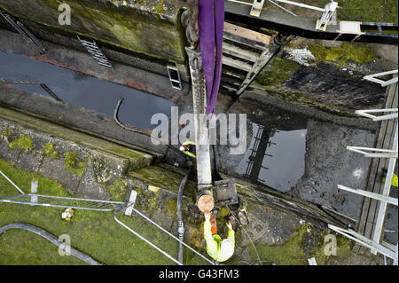 Ein Kran hebt das drei Tonnen schwere Eichenschloss Nr. 39 über dem Caen Hill Flight of Locks auf dem Kennet &amp; Avon Kanal, in der Nähe von Devizes, Wiltshire, an seinen Platz. Stockfoto