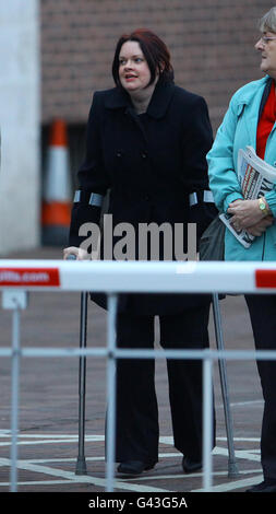 Victoria Fabian verlässt das Maidstone Crown Court in Kent während des Prozesses gegen ihren Mann Nichola Fabian, der wegen ihres versuchten Mordes angeklagt wird. DRÜCKEN SIE VERBANDSFOTO. Bilddatum: Mittwoch, 9. Februar 2011. Frau Fabian, 33, erlitt bei der Explosion auf einem Parkplatz hinter dem Haus, das sie mit Nicholian Fabian, ebenfalls 33, in Highview, Vigo, Kent, teilte, Am 5. März letzten Jahres. Die dreiköpfige Mutter war zu der Zeit schwanger, gebar aber drei Monate später einen gesunden Jungen, während ihr achtjähriger Sohn, der mit ihr im Auto war, es schaffte, aus der Beifahrertür herauszukommen Stockfoto