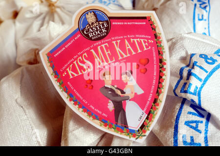 Kiss Me Kate Label auf Hopfensäcken, als die Castle Rock Brewery ein Gedenkbier, Kiss Me Kate, zur Feier der Hochzeit des britischen Prinzen William und Kate Middleton, Nottingham, lanciert. Stockfoto