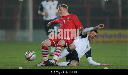 Jonathan Williams von Wales kämpft während des „Under 21 International Friendly“ auf dem Rennbahngelände in Wrexham gegen den nordirischen Matthew Lund. Stockfoto