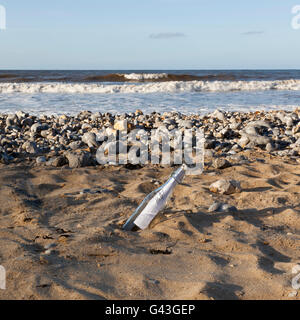 Eine Nachricht in einer Flasche an einem Strand Stockfoto