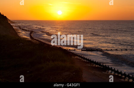 Sonnenuntergang über der Nordsee am West Runton, Norfolk UK Stockfoto