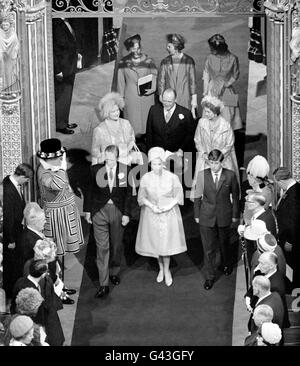 Königin Elizabeth II., der Herzog von Edinburgh, und Prinz Charles, gehen den Gang entlang in Westminster Abbey, nach der Hochzeit von Prinzessin Alexandra und Angus Ogilvy. Stockfoto