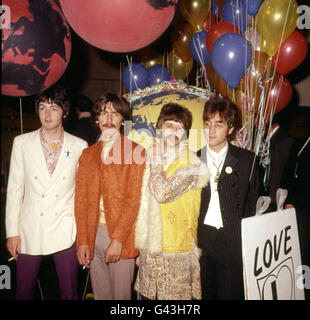 Die Beatles bei einer Aufnahmesession in London. (l-r) Paul McCartney, George Harrison, Ringo Starr und John Lennon. *12/08/2000 der 20. Todestag von John Lennon wurde am Freitag, dem 8. Dezember 2000, mit einer blauen Gedenktafel in seinem vorstädtischen Kinderheim begangen. Lennon lebte im Alter von fünf Jahren in dem kleinen Doppelhaus in Woolton, Liverpool, bis 1963, als der 23-Jährige mit den Beatles Weltruhm erlangte. * 12/11/2000: Die Band wird ein Album veröffentlichen, von dem allgemein erwartet wird, dass es zu einem der größten Verkäufer aller Zeiten wird. Mit 80 Minuten Musik darauf, das Album, Stockfoto