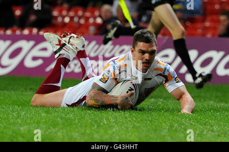 Rugby League - Millennium Magic Weekend - Engage Super League - Huddersfield Giants gegen Warrington Wolves - Millennium Stadium. Danny Brough von Huddersfield Giants taucht auf, um während des Engage Super League-Spiels im Millennium Stadium, Cardiff, einen Versuch zu machen. Stockfoto