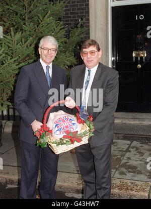 Mike Boon, die britische Türkei-Föderation, überreicht dem Premierminister John Major (links) das traditionelle Geschenk einer weihnachtstrute vor der Downing Street Nr. 10. NS ROTA POOL Stockfoto