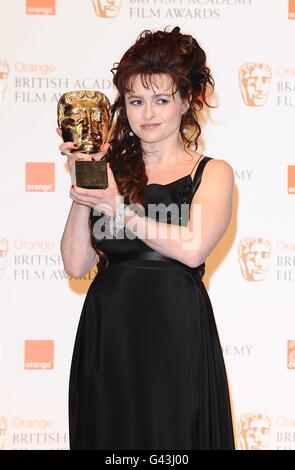 Helena Bonham-Carter mit dem Preis für die beste Nebendarstellerin, für die Rede des Königs im Presseraum bei den Orange British Academy Film Awards 2011, dem Royal Opera House, Covent Garden, London, empfangen. Stockfoto