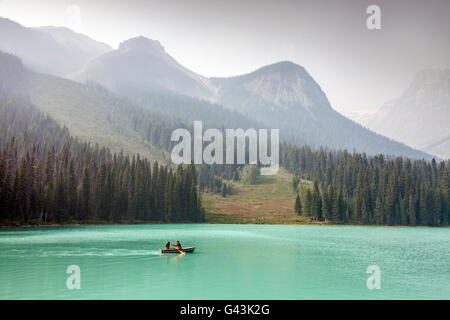 Touristen im Ruderboot auf Emerald Lake, Yoho Nationalpark, Britisch-Kolumbien, Kanada Stockfoto