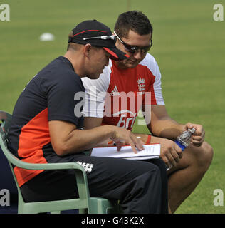 Englands Tim Bresnan (rechts) mit Trainer Andy Flower während der Trainingseinheit im Shere Bangla Stadium in Dhaka, Bangladesch. Stockfoto