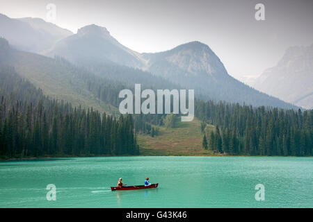 Touristen in rote Kanu auf Emerald Lake, Yoho Nationalpark, Britisch-Kolumbien, Kanada Stockfoto