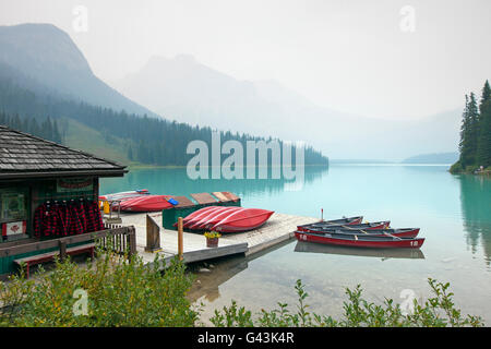 Kanu-Verleih-Bootshaus am Emerald Lake, Yoho Nationalpark, Britisch-Kolumbien, Kanada Stockfoto