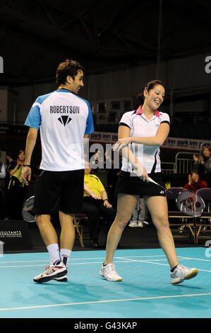 Badminton - Englische Nationalmeisterschaften 2011 - Tag Drei - Nationales Radsportzentrum. Jenny Wallwork (rechts) und Nathan Robertson (links) feiern den Sieg im Mixed-Doppel-Finale Stockfoto