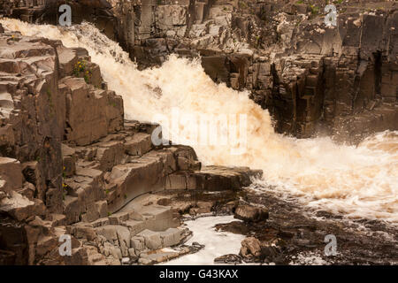 Einen malerischen Blick auf die Low Force Wasserfälle Teesdale in Nord-Ost-Durham, England zeigt die schnelle Wasser über die Felsen abstürzt Stockfoto