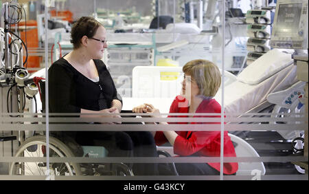 Gesundheitsministerin Nicola Sturgeon (rechts) trifft die Patientin Heather McIntyre, die im Juli im Golden Jubilee National Hospital in Glasgow (Schottland) eine Kurzzeit-VAD (Ventricular Assist Devices) erhielt, während die Scottish National Advanced Heart Failure Strategy im Krankenhaus eingeführt wurde. Stockfoto