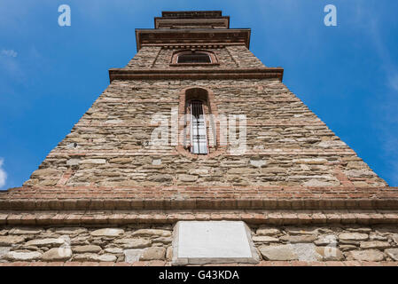 Turm der Kirche von Monastero Bormida mit blauem Himmel in der Provinz Asti, Piemont, Italien. Stockfoto