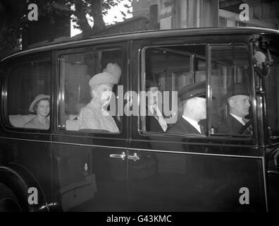 Queen Mary, die Witwe von George V., kommt zur Hochzeit ihres Enkels George Lascelles, 7. Earl of Harewood mit Marion Stein in der St. Mark's Church, London. Stockfoto