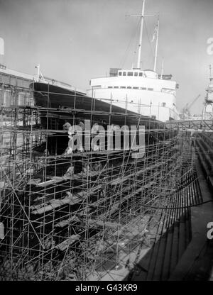 Die Royal Yacht Britannia in Gerüst eingeschlossen, wie die Arbeit an der Malerei ihres Rumpfes in Trockendock in Portsmouth Dockyard, bereit, zur Verfügung der Prinzessin Margaret und Antony Armstrong-Jones nach ihrer Hochzeit gestellt werden. Stockfoto