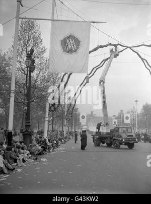 Arbeiter in der Mall, die einen mobilen Aufzug bedienen, bereiten das Rosenbogen-Feature der königlichen Hochzeitsdekorationen für die Hochzeit von Prinzessin Margaret mit Antony Armstrong-Jones vor Stockfoto