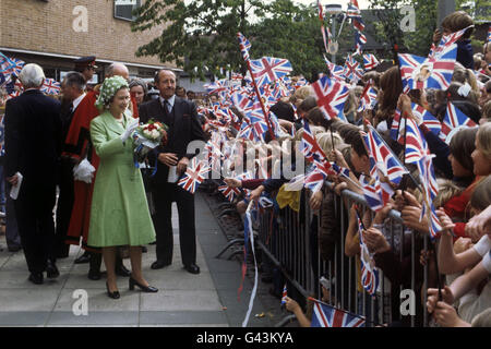 Königin Elizabeth II. Bei einem Rundgang durch die Menschenmassen in Solihull während ihrer Silver Jubilee Tour of Britain. Stockfoto