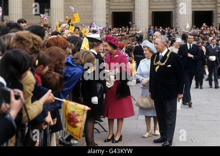 Königin Elizabeth II. Bei einem Spaziergang unter den Menschenmassen in Perth, Schottland, während ihrer Silver Jubilee Tour of Britain. Stockfoto