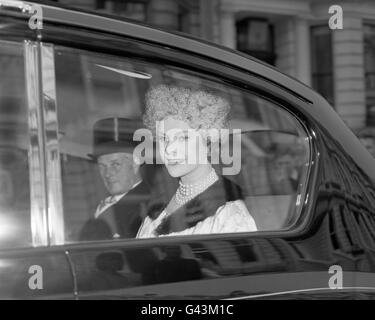 Anne, Gräfin von Rosse, Mutter von Antony Armstrong-Jones, und der Graf von Rosse fährt zur Hochzeit ihres Sohnes mit Prinzessin Margaret. Stockfoto