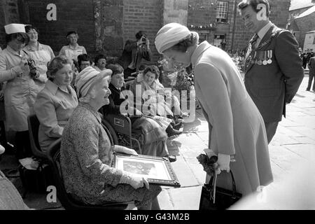 Queen Elizabeth II trifft Olive Parkinson auf einem Spaziergang durch die Menschenmassen in Lancaster während ihrer Silver Jubilee Tour of Britain. Stockfoto