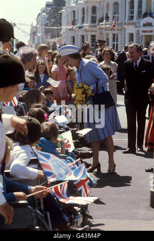 Königin Elizabeth II. Bei einem Spaziergang unter den Menschenmassen in Llandudno, Wales, während ihrer Silver Jubilee Tour of Britain. Stockfoto