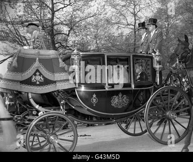 Die Braut, Prinzessin Margaret, im Glass Coach auf dem Weg zur Westminster Abbey für ihre Ehe mit Antony Armstrong-Jones. Im Bus mit ihr ist der Herzog von Edinburgh, der die Braut verschenken soll. Stockfoto