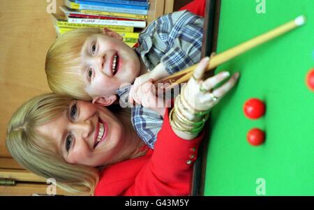Jonathon Curran spielt Snooker mit seiner Mutter Ellen im Royal Hospital for Sick Children, Yorkhill, Glasgow. Der dreijährige, dem in einem Stadium nur sechs Stunden zum Leben gegeben wurden, musste ein Bein amputieren lassen, nachdem er die virulente Form der Meningitis, die die Blutzufuhr zu den Füßen beeinträchtigt, ertappte. SIEHE PA GESCHICHTE GESUNDHEIT Meningits Boy. Stockfoto