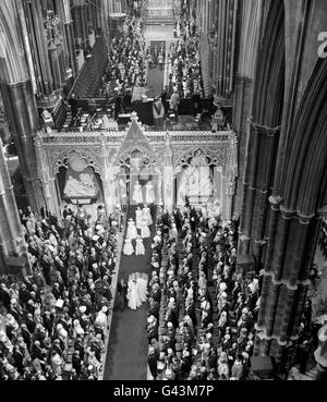 Prinzessin Margaret und Antony Armstrong-Jones gehen nach ihrer Hochzeit den Gang der Westminster Abbey entlang. Stockfoto