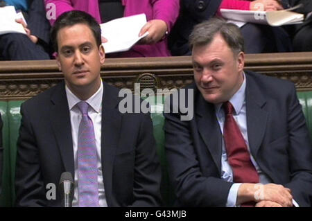 Der Parteivorsitzende der Labour Party Ed Miliband und der Schattenkanzler Ed Balls während der Fragen des Premierministers im Unterhaus in London. Stockfoto