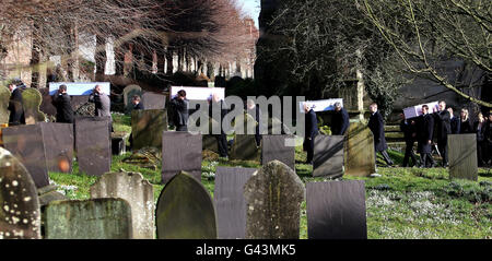 Die Särge der vier Kinder, die im Haus Hulland ward Feuer gestorben sind, werden von St. Oswald's Kirche, Ashbourne, Derbyshire, nach ihrem Trauergottesdienst heute genommen. Stockfoto