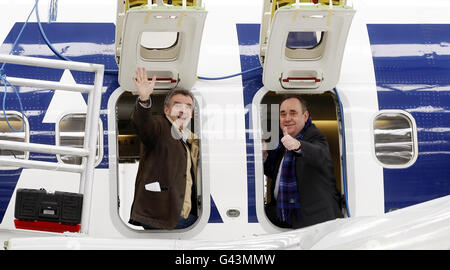 Schottlands erster Minister Alex Salmond (rechts) und Ryanair-Chef Michael O'Leary bei der offiziellen Eröffnung des neuen 8 Millionen Wartungshangars am Flughafen Glasgow Prestwick in Schottland. Stockfoto