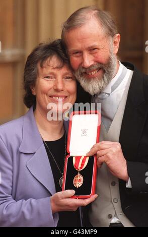 Bergsteiger Chris Bonington mit seiner Frau Wendy am Freitagmorgen im Buckingham Palace London, nachdem er vom Prince of Wales eine Ritterschaft erhalten hatte. Bonington, der 1985 den Everest bestieg, plant im nächsten Winter eine Besteigung in der Antarktis. Bild von Mike Stephens. WPA-Rota Stockfoto