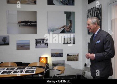 Der Prinz von Wales betrachtet Kunstwerke während eines Besuchs im Arlington-Unterkunftszentrum in London. Stockfoto