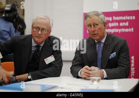 Der Prinz von Wales (rechts) sitzt mit dem ehemaligen Group Chief Executive der Barclays Bank, John Varley, während eines Besuchs im Arlington-Unterkunftszentrum in London. Stockfoto