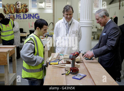 Der Prinz von Wales (rechts) trifft Adem Mehmet (links), der früher obdachlos war, bei einem Workshop während eines Besuches im Arlington-Wohnheim in London. Stockfoto