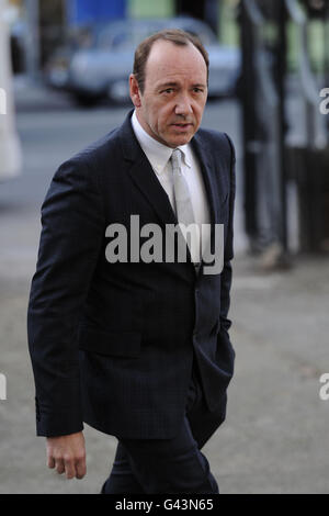 Kevin Spacey nimmt an einem Gedenkgottesdienst für den Schauspieler Pete Postlethwaite in der Saint Leonard's Church in Shoreditch im Osten Londons Teil. Stockfoto