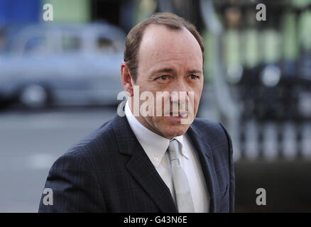 Kevin Spacey nimmt an einem Gedenkgottesdienst für den Schauspieler Pete Postlethwaite in der Saint Leonard's Church in Shoreditch im Osten Londons Teil. Stockfoto