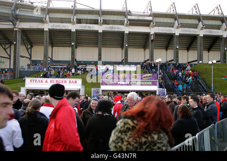 Fans aus Schottland und Wales versammeln sich außerhalb von Murrayfield für die Übereinstimmung Stockfoto