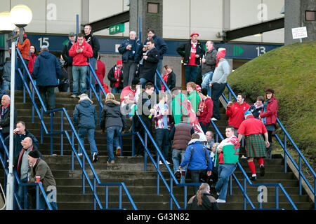 Fans aus Schottland und Wales versammeln sich außerhalb von Murrayfield für die Übereinstimmung Stockfoto