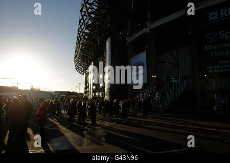 Rugby Union - RBS 6 Nations Championship 2011 - Schottland / Wales - Murrayfield. Fans versammeln sich außerhalb von Murrayfield für das Spiel Stockfoto