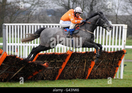 Pferderennen - Huntingdon Racecourse. Jockey Jamie Moore bei Thundering Home Sprüngen während der Corona und Three Jolly Butchers Chatteris Fen Juvenile Hürde Stockfoto